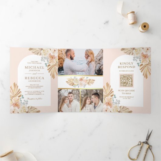 Boho Palm Stof Aardse Bloemrijke Boog QR Code Trou Drieluik Uitnodiging (Binnen)