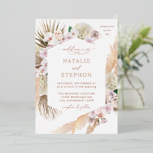 Boho Pampas Grass Beach Floral Wedding Folie Uitnodiging (Staand Voorkant)