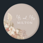 Boho Pampas Grass Neutrals Wedding Magneet<br><div class="desc">Boho magnet keepname die met een douane familienaam kan worden gepersonaliseerd. Neutrale tonen en pampasgras vormen een onderschatte elegantie. Deze magneet zou een mooi cadeau zijn voor nieuwigheden!</div>