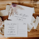 Boho Pampas Grass sparen het Briefkaart van de Dat<br><div class="desc">Dit boho pampas gras redt het date briefkaart.. is perfect voor een zomerbruiloft. Het ontwerp van de waterverf van de bloem is voorzien van bohemiene bruine en wazige roze bloemen met sprieten van neutraal pamapgras en gouden gedroogde palmbladeren.</div>