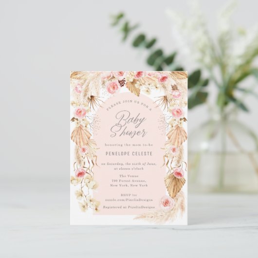 Boho pampas met roze bloemenboog baby shower invi uitnodiging briefkaart (Staand voorkant)