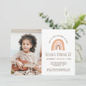 Boho Pastel Rainbow 6e verjaardag foto uitnodiging (Staand voorkant)