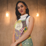 Boho Patchwork Quilt en hartvorm gepersonaliseerd Schort<br><div class="desc">Dit  schort is klaar om te worden gepersonaliseerd met een naam. Dit schort heeft een geïllustreerd ontwerp met de uitstraling van een kleurrijke patchwork quilt in boho-stijl. Een crèmekleurige hartvormige afbeelding met faux stiksaccenten is klaar om te worden gepersonaliseerd met een naam in marineblauw script of cursief schrijven.</div>