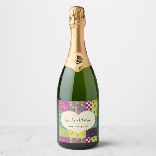 Boho Patchwork Quilt en Heart Shape Bruiloft Sparkling Wijnetiket (Voorkant)