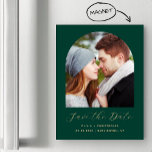 Boho Photo Arch Emerald Green Gold Bewaar de datum Magnetische Uitnodiging<br><div class="desc">Deze eenvoudige,  minimalistische boho Save the Date magnetische kaart is voorzien van een boogvormige foto boven de woorden "Save the Date" in elegant goudkleurig handschrift,  gevolgd door de namen van het paar,  de trouwdatum en de stad in sans serif lettertype op een smaragdgroene achtergrond.</div>