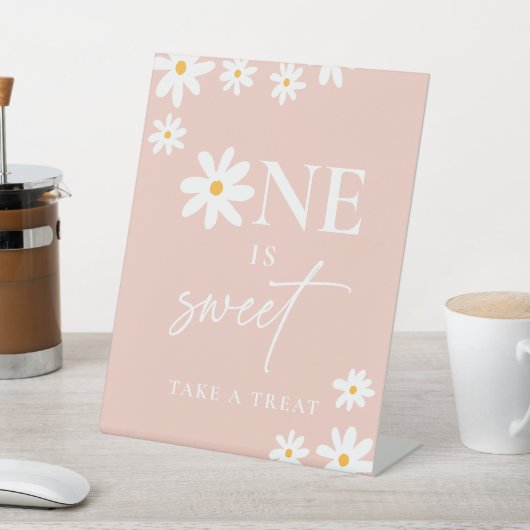Boho Pink Daisy Groovy Verjaardag Eén is zoet Reclamebord Met Voetstuk (Insitu)