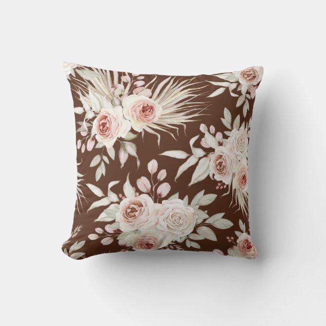 Boho Pink Roses Pattern op Rich Brown Kussen (Voorkant)