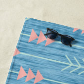 Boho Pink White Arrow Blue Background Strandlaken (In situ)