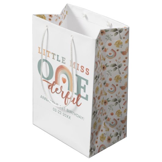 Boho Rainbow 1st Birthday Gift Bag – Waterverf EA Medium Cadeauzakje (Achterkant Gekanteld)