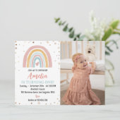 Boho Regenboog 1e Verjaardag Foto uitnodiging (Staand voorkant)
