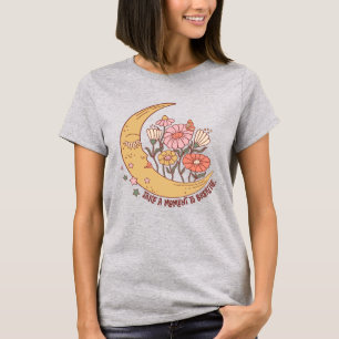 Boho Retro Bloemen Maan Zomer Vibe Neem een moment T-shirt