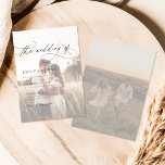 Boho rustieke overlay foto bruiloft kaart<br><div class="desc">Vier uw speciale dag met onze Boho Rustic Overlay Photo Wedding Invitation. Met een foto van een echtpaar in boho-stijl overlay met elegante kalligrafie,  is het perfect voor een tijdloze,  romantische bruiloft. De voor- en achterlay-out combineert modern met minimalisme met chique en elegantie,  ideaal voor buiten- of bestemmingsbruiloften.</div>