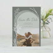 Boho sage groene foto namen script bruiloft save the date (Staand voorkant)