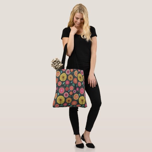 Boho Scandi folk bloem patroon Tote Bag (Op model)