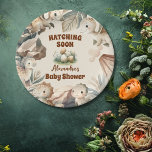 Boho Schattige Hatching Soon Dinosaur Baby shower Papieren Bordje<br><div class="desc">Verbeter de charme van uw baby shower met onze Boho Schattigee "Hatching Soon" Dinosaur Baby shower Paper Borden! Met schattige dinosaurusillustraties en bohemien-geïnspireerde accenten, voegen deze papieren borden een heerlijke touch toe aan uw feest. Of u nu snacks, hapjes of een plakje taart serveert, deze borden zullen een glimlach op...</div>