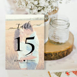 Boho Script Hart Foto Bruiloft Dubbelzijdig Kaart<br><div class="desc">Elegante kalligrafie script foto overlay bruiloft tabel nummers, dubbelzijdig. Help uw gasten eenvoudig hun weg te vinden met deze eenvoudige elegante dubbelzijdige tafelnummerkaarten. Met een tekst "tafel" hand belettering kalligrafie script, uw favoriete foto, nummers, tussen de namen een beetje hart motief en datum! Ideaal voor minimalistische elegante en moderne bruiloften....</div>