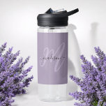 Boho Stijlvol Script Monogram en Naam in het Paars Waterfles<br><div class="desc">Zo stijlvol en vrouwelijk deze aangepaste waterfles heeft boho chique belettering met uw monogram initiaal in groot modern lettertype in lavendel met jouw naam in een zwart handgeschreven lettertype over een paarse achtergrond. De look is modern en aantrekkelijk en alles om je heen! Personaliseer met jouw naam en initiaal. Zorg...</div>