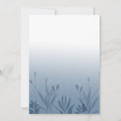 Boho Stofblauwe Geperste Blad Bruiloft Uitnodiging (Achterkant)
