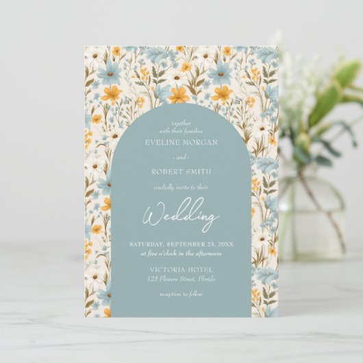 Boho stoffige blauwe en gele wilde bloemen boog kaart (Staand voorkant)