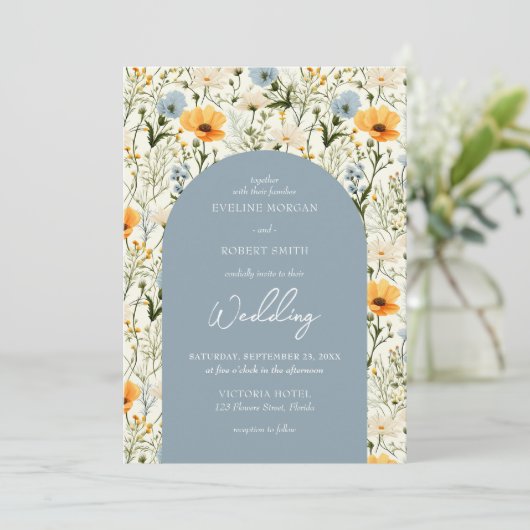 Boho stoffige blauwe en gele wilde bloemen boog kaart (Staand voorkant)