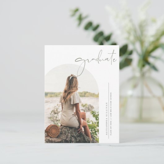 Boho Taupe Green Minimalist Arch Foto Afstuderen Uitnodiging Briefkaart (Staand voorkant)