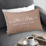 Boho Taupe Script Typography personaliseerde de he Accent Kussen<br><div class="desc">Boho Taupe Neutral Earth Tones Script Wedding Heart Arrows Mr Mrs Sierkussen gepersonaliseerd met de naam van het gelukkige paar, en trouwdatum! Eenvoudig aan te passen voor het perfecte cadeau voor bruiloften, verjaardagen, eerste Kerstmis, verloving, enz. Neem contact met ons op via cedarandstring@gmail.com als u hulp nodig hebt bij het...</div>