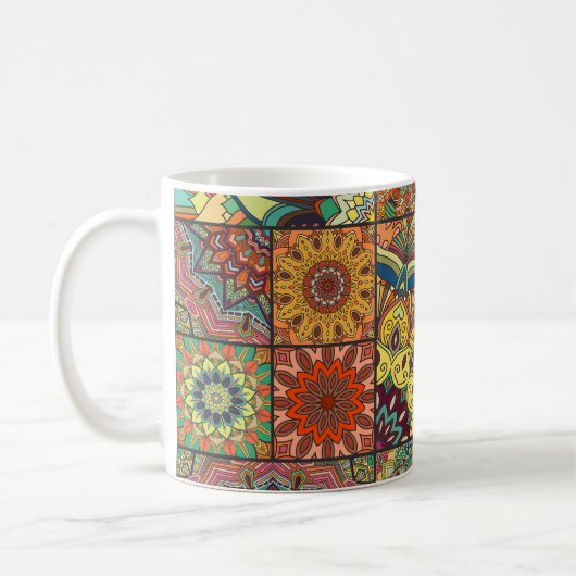 Boho tegels: kleurrijk patchwork naadloos patroon koffiemok (Links)