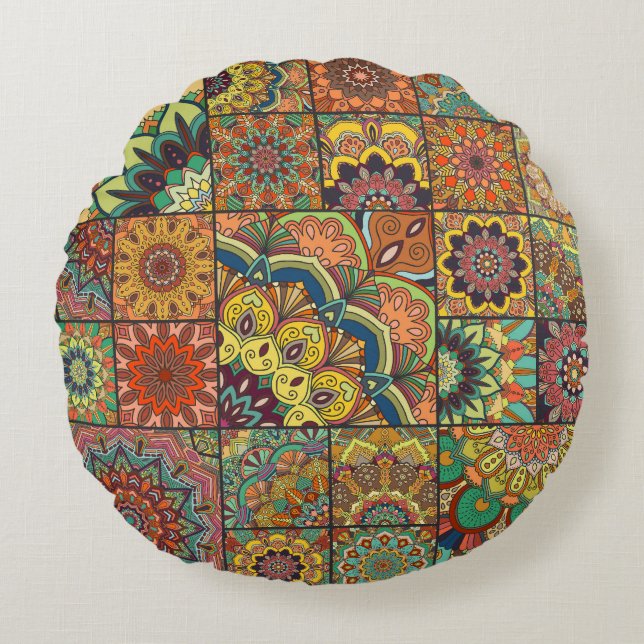 Boho tegels: kleurrijk patchwork naadloos patroon rond kussen (Voorkant)