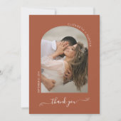 Boho Terracotta Arch Lijst Script Weduwfoto Bedankkaart (Voorkant)