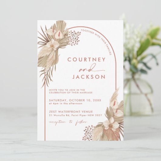 Boho Terracotta Arch Pampas Grass Wedding Invitati Kaart (Staand voorkant)