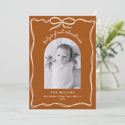 Boho Terracotta Baby's 1e Kerstboog Foto Feestdagenkaart (Staand voorkant)