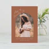Boho Terracotta Boog Foto Afstuderen Kaart (Staand voorkant)
