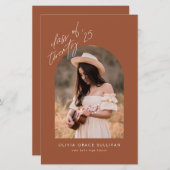 Boho Terracotta Boog Foto Afstuderen Uitnodiging (Voorkant / Achterkant)