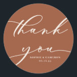 Boho Terracotta Calligraphy Wedding Bedankt Ronde Sticker<br><div class="desc">Verzend bedankt met dit klantgerichte manuscript dank u stickers. Het bevat moderne kalligrafie en klassieke typografie met een terracotta achtergrond. Pas dit manuscript aan dank u sticker door uw eigen details toe te voegen. Deze terracotta bedankt je kaart zal perfect zijn voor de huwelijksgunsten en als een envelopzegel.</div>