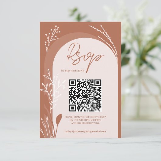 Boho terracotta floral Qr code script bruiloft RSVP Kaartje (Staand voorkant)