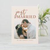 Boho Terracotta handgeschreven net getrouwd foto Aankondiging (Staand voorkant)