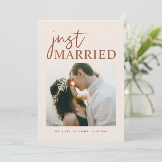 Boho Terracotta handgeschreven net getrouwd foto Aankondiging (Staand voorkant)