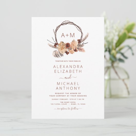 Boho Terracotta Pampas Grass Monogram Wedding Invi Kaart (Staand voorkant)