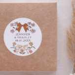 Boho Terracotta Ribbons Floral Wedding Favoriet Ronde Sticker<br><div class="desc">Boho en rustieke bruiloft gunst sticker met handgetekende illustratie van bogen en bloemen in terracotta bruine kleuren.</div>