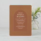 Boho Terracotta Rust Wedding Arch & RSVP QR Code Folie Uitnodiging (Staand Voorkant)