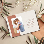 Boho Terracotta Simple Photo Wedding Save The Date<br><div class="desc">Weddenschappen redden de data in een terracotta en beige faux papier,  perfect voor een boho of een bohese bruiloft. Pas uw foto- en trouwgegevens aan met uw e-mail aan familie en vrienden en vraag hen uw trouwdatum te reserveren.</div>