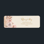 Boho Tropical Botanical | Adres voor verzending va Etiket<br><div class="desc">Deze boho tropische botanische | Iivoor retour address label is perfect voor je elegante roestachtige florale, groene, perzikkleurige, roos gouden bruiloft. Het ontwerp is voorzien van een gouden lijst of bouquet met een modern, roze, roze pamapgras, eenvoudig sage, ivoor, champagnepalmblad en klassieke strandgroen. De bloemen kunnen roze roze en orchidee...</div>