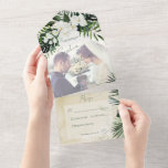 Boho Tropical Greenery Modern Zand Foto CUSTOM All In One Uitnodiging<br><div class="desc">BESCHIKBAAR MET OF ZONDER EEN QR-CODE OF DINER-OPTIES. Dit ontwerp is voorzien van mooie,  zachte tropische groen en witte floralen op een zachte groene achtergrond van de waterverf. Pas het aan met je eigen speciale foto. Ideaal voor de bestemming of strandbruiloft. Creëer door Simply Farmhouse Press.</div>
