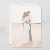 Boho veren en elegante script foto bruiloft kaart (Achterkant)