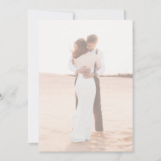 Boho veren en elegante script foto bruiloft kaart (Achterkant)