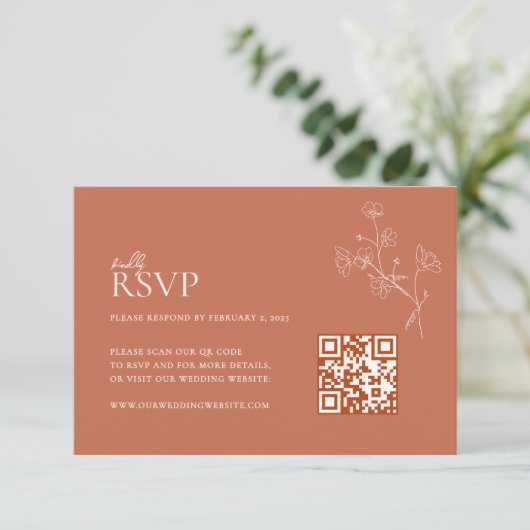 Boho Warm Sienna Terracotta Bloemen QR Code Huweli RSVP Kaartje (Staand voorkant)