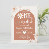 Boho Warm Tone Arch Daisy Onederful Eerste Verjaar Kaart (Staand voorkant)