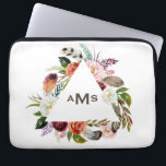 Boho Waterverf Bloemen Driehoek Lijst Monogram Laptop Sleeve<br><div class="desc">Boho Waterverf Bloemen Driehoek Lijst Monogram Laptop Mouw.  laptophoes met waterverf-illustratie os roze,  witte,  oranje en bordeauxrode rozen en tulpen met gebladerte- en veeraccent. Personaliseer door uw eigen monogram toe te voegen. Deze Boheemse laptophoes is perfect als cadeau.</div>