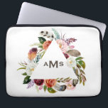 Boho Waterverf Bloemen Driehoek Lijst Monogram Laptop Sleeve<br><div class="desc">Boho Waterverf Bloemen Driehoek Lijst Monogram Laptop Mouw.  laptophoes met waterverf-illustratie os roze,  witte,  oranje en bordeauxrode rozen en tulpen met gebladerte- en veeraccent. Personaliseer door uw eigen monogram toe te voegen. Deze Boheemse laptophoes is perfect als cadeau.</div>