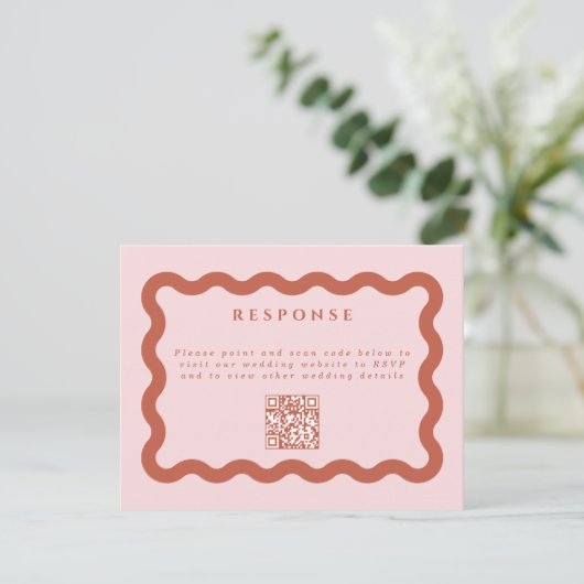 Boho Wavy Terracotta & Blush Wedding QR Code RSVP Kaartje (Staand voorkant)